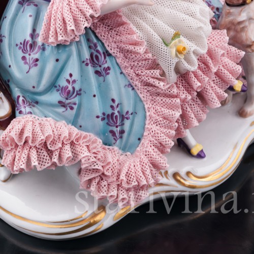 Девушка с борзой на диване, кружевная, Volkstedt, Германия, вт. пол. 20 в