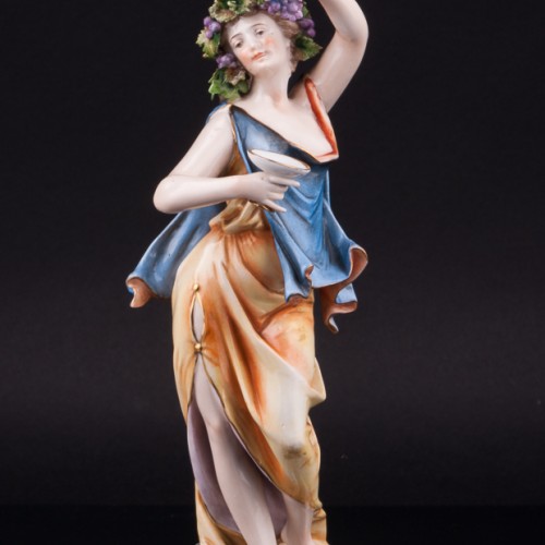 Девушка с чашей и виноградной гроздью, Volkstedt, Германия, 19 в