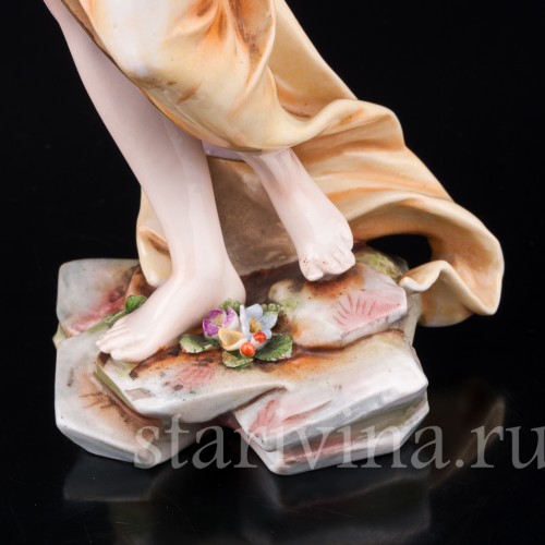 Девушка с чашей и виноградной гроздью, Volkstedt, Германия, 19 в