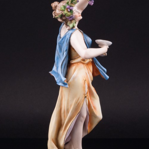 Девушка с чашей и виноградной гроздью, Volkstedt, Германия, 19 в