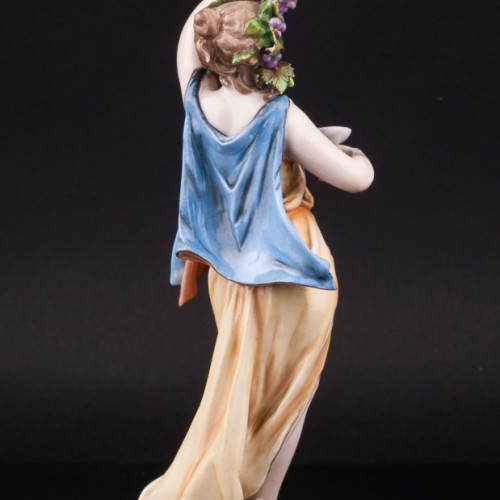 Девушка с чашей и виноградной гроздью, Volkstedt, Германия, 19 в