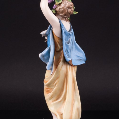 Девушка с чашей и виноградной гроздью, Volkstedt, Германия, 19 в