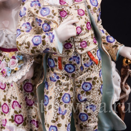 Старинная фигурка из фарфора Прогуливающаяся пара, Volkstedt, Германия, кон. 19 - нач. 20 вв.