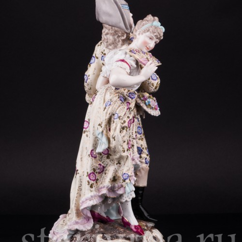 Старинная фигурка из фарфора Прогуливающаяся пара, Volkstedt, Германия, кон. 19 - нач. 20 вв.