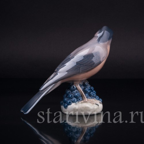 Фигурка птицы из фарфора Дрозд на ягодах, Royal Copenhagen, Дания, 1968 г.