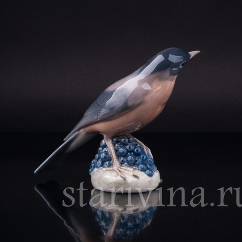 Фигурка птицы из фарфора Дрозд на ягодах, Royal Copenhagen, Дания, 1968 г.