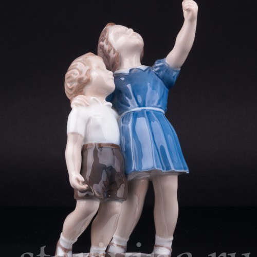 Статуэтка детей из фарфора "Киньте мячик!", девочка и мальчик, Bing & Grondahl, Дания, 1950-60 гг.