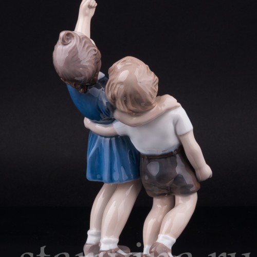 Статуэтка детей из фарфора "Киньте мячик!", девочка и мальчик, Bing & Grondahl, Дания, 1950-60 гг.