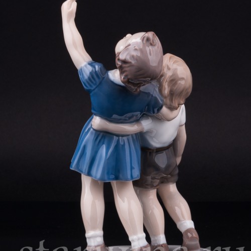 Статуэтка детей из фарфора "Киньте мячик!", девочка и мальчик, Bing & Grondahl, Дания, 1950-60 гг.