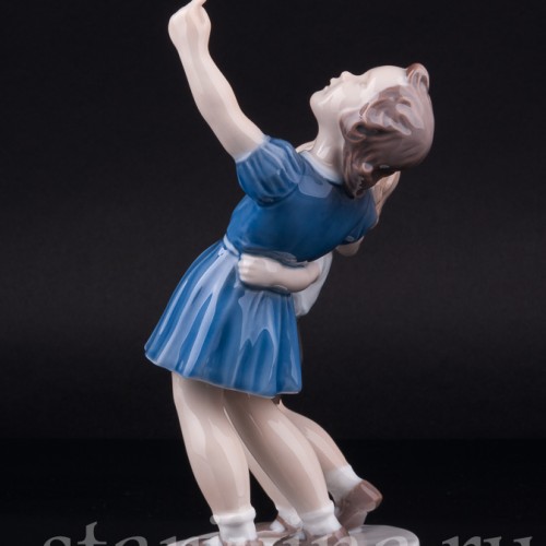 Статуэтка детей из фарфора "Киньте мячик!", девочка и мальчик, Bing & Grondahl, Дания, 1950-60 гг.