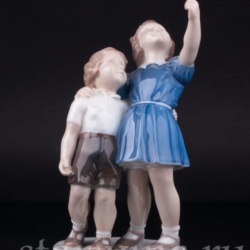 Статуэтка детей из фарфора "Киньте мячик!", девочка и мальчик, Bing & Grondahl, Дания, 1950-60 гг.