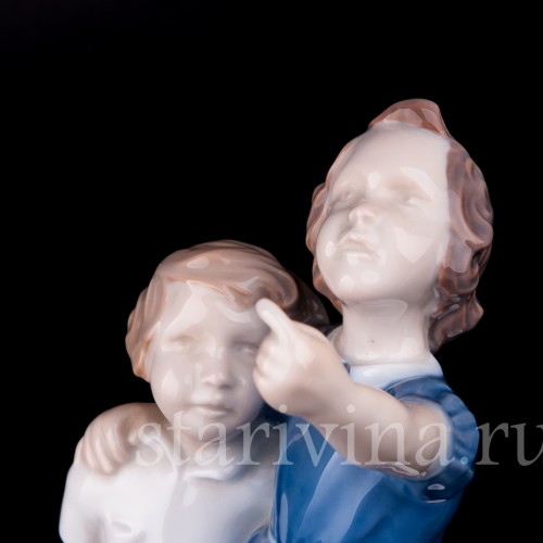 Статуэтка детей из фарфора "Киньте мячик!", девочка и мальчик, Bing & Grondahl, Дания, 1950-60 гг.