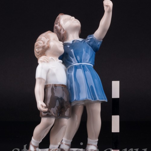 Статуэтка детей из фарфора "Киньте мячик!", девочка и мальчик, Bing & Grondahl, Дания, 1950-60 гг.