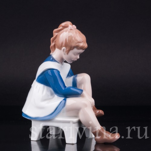 Девочка надевающая ботинок, Мэриэнн, Bing & Grondahl, Дания, вт. пол. 20 в