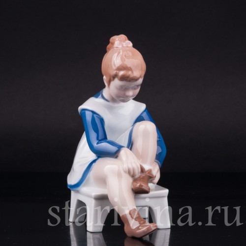 Девочка надевающая ботинок, Мэриэнн, Bing & Grondahl, Дания, вт. пол. 20 в