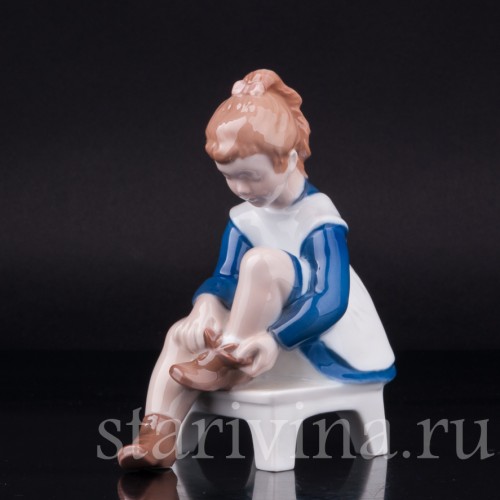 Девочка надевающая ботинок, Мэриэнн, Bing & Grondahl, Дания, вт. пол. 20 в