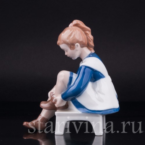 Девочка надевающая ботинок, Мэриэнн, Bing & Grondahl, Дания, вт. пол. 20 в