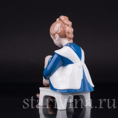 Девочка надевающая ботинок, Мэриэнн, Bing & Grondahl, Дания, вт. пол. 20 в