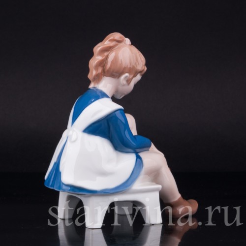 Девочка надевающая ботинок, Мэриэнн, Bing & Grondahl, Дания, вт. пол. 20 в