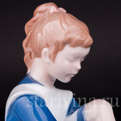 Девочка надевающая ботинок, Мэриэнн, Bing & Grondahl, Дания, вт. пол. 20 в