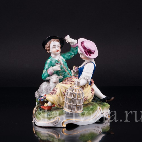 Статуэтка из фарфора Пасторальная пара с птичками и овечкой, Carl Thieme, Германия, сер. 20 в.