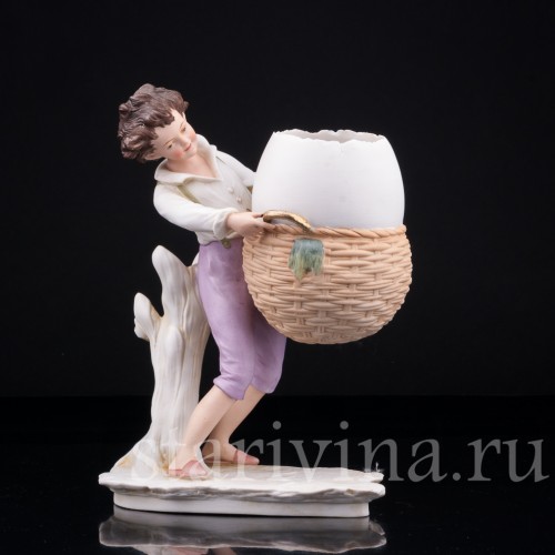 Старинная фигурка из фарфора Мальчик с пасхальной корзиной, Volkstedt, Германия, кон. 19 в.