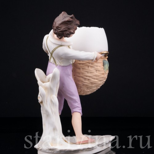 Старинная фигурка из фарфора Мальчик с пасхальной корзиной, Volkstedt, Германия, кон. 19 в.