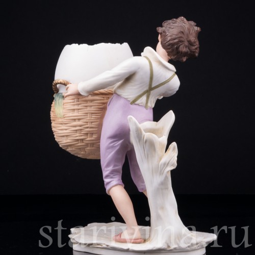 Старинная фигурка из фарфора Мальчик с пасхальной корзиной, Volkstedt, Германия, кон. 19 в.