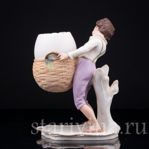 Старинная фигурка из фарфора Мальчик с пасхальной корзиной, Volkstedt, Германия, кон. 19 в.