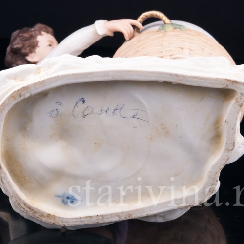 Старинная фигурка из фарфора Мальчик с пасхальной корзиной, Volkstedt, Германия, кон. 19 в.