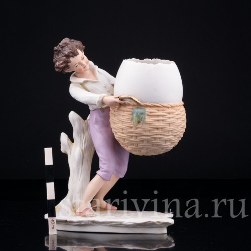 Старинная фигурка из фарфора Мальчик с пасхальной корзиной, Volkstedt, Германия, кон. 19 в.