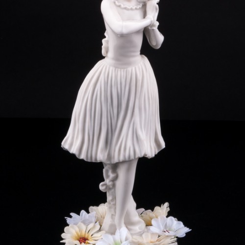 Статуэтка из фарфора Девушка в шляпке с лентами, Volkstedt, Германия, до 1935 г.