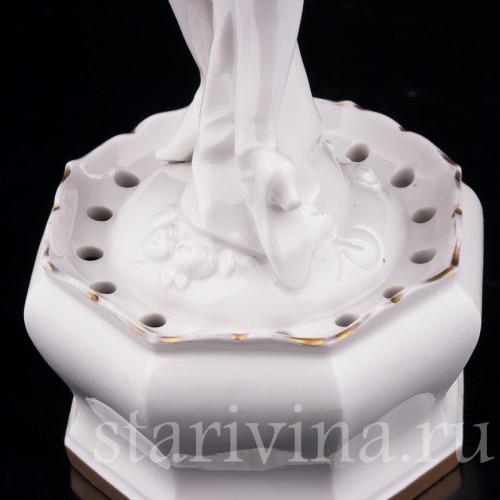 Статуэтка из фарфора Девушка в шляпке с лентами, Volkstedt, Германия, до 1935 г.