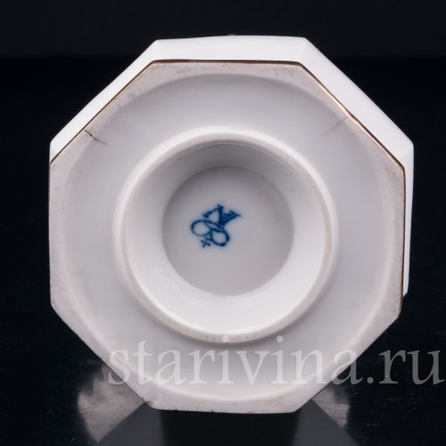 Статуэтка из фарфора Девушка в шляпке с лентами, Volkstedt, Германия, до 1935 г.