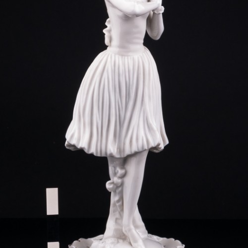 Статуэтка из фарфора Девушка в шляпке с лентами, Volkstedt, Германия, до 1935 г.