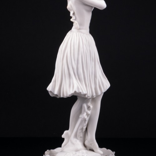 Статуэтка из фарфора Девушка в шляпке с лентами, Volkstedt, Германия, до 1935 г.