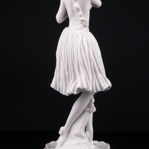 Статуэтка из фарфора Девушка в шляпке с лентами, Volkstedt, Германия, до 1935 г.