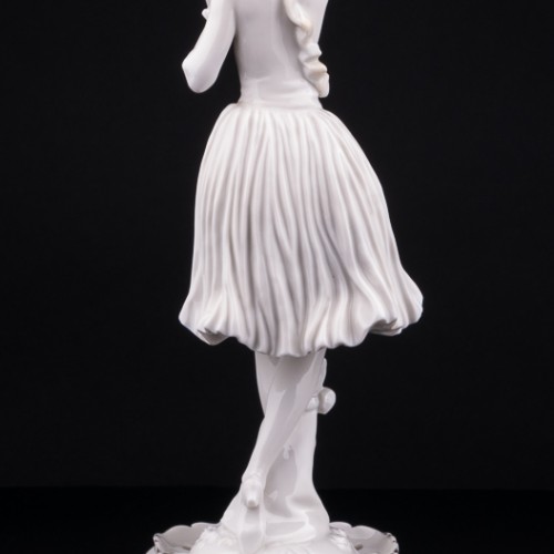 Статуэтка из фарфора Девушка в шляпке с лентами, Volkstedt, Германия, до 1935 г.