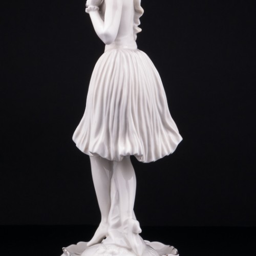 Статуэтка из фарфора Девушка в шляпке с лентами, Volkstedt, Германия, до 1935 г.