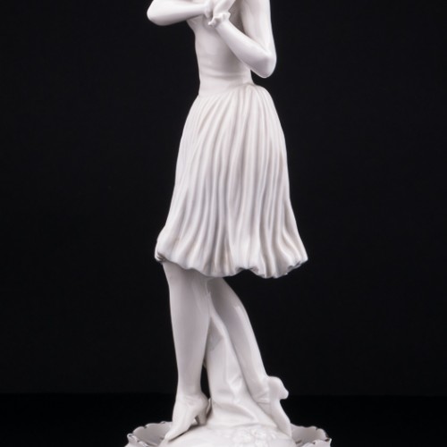 Статуэтка из фарфора Девушка в шляпке с лентами, Volkstedt, Германия, до 1935 г.