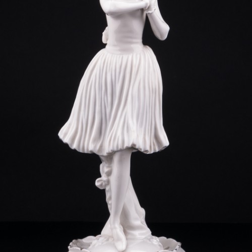 Статуэтка из фарфора Девушка в шляпке с лентами, Volkstedt, Германия, до 1935 г.