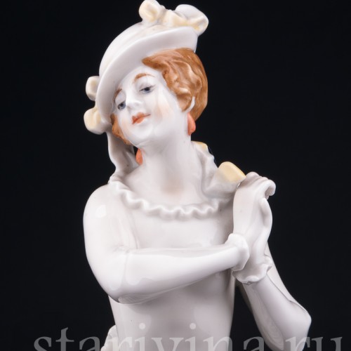 Статуэтка из фарфора Девушка в шляпке с лентами, Volkstedt, Германия, до 1935 г.