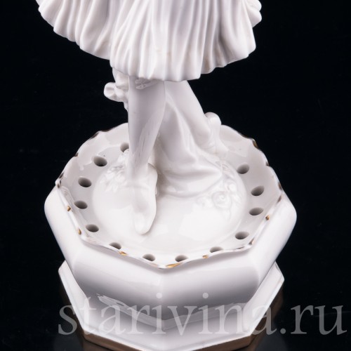 Статуэтка из фарфора Девушка в шляпке с лентами, Volkstedt, Германия, до 1935 г.