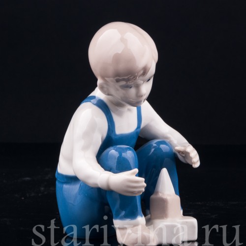 Фигурка из фарфора Мальчик с кубиками, Grafenthal, Германия, вт. пол. 20 в.