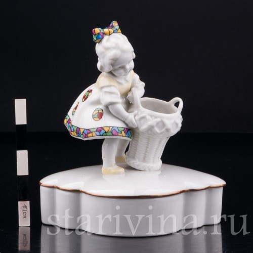 Девочка с корзиной, шкатулка, Hertwig & Co, Германия, 1920-30 гг