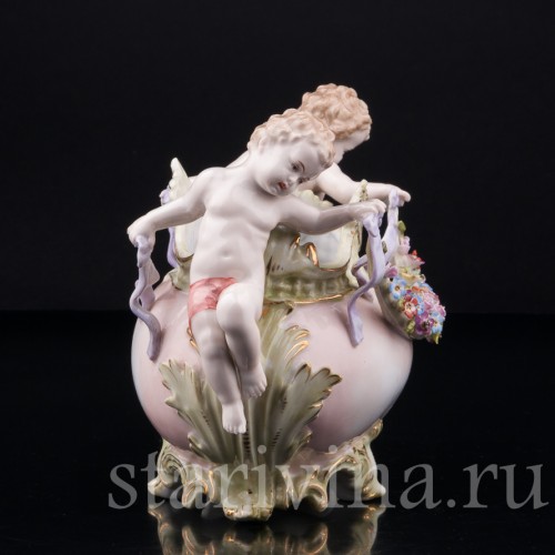 Ваза Путти с гирляндой цветов, Muller & Co, Германия, кон. 19 - нач. 20 вв