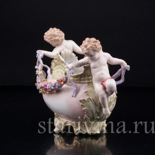 Ваза Путти с гирляндой цветов, Muller & Co, Германия, кон. 19 - нач. 20 вв