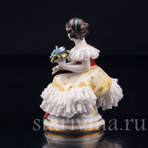 Девочка с букетом, кружевная миниатюра, Volkstedt, Германия, вт. пол. 20 в