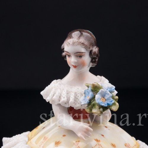 Девочка с букетом, кружевная миниатюра, Volkstedt, Германия, вт. пол. 20 в