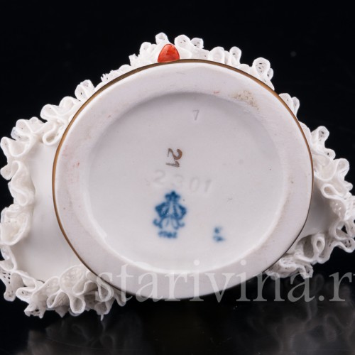 Девочка с букетом, кружевная миниатюра, Volkstedt, Германия, вт. пол. 20 в